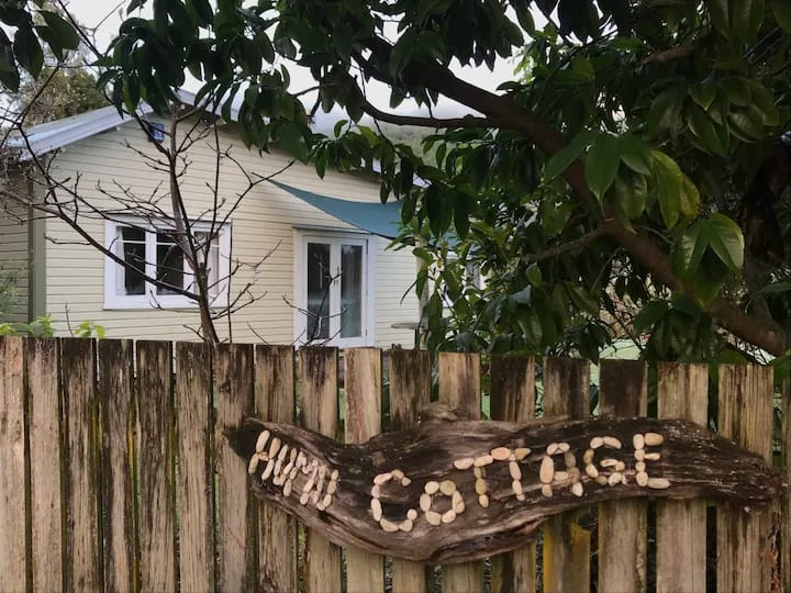 Humu Cottage - Kiwi Bach with thermal Hot Pool