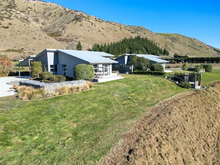 Hurunui River Retreat - Tussock Cottage