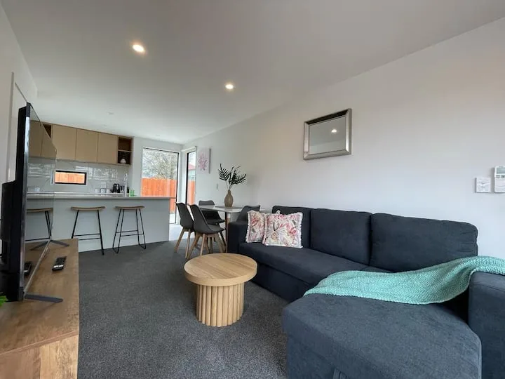 Jolly Close To CBD - Brand New 2 Bedroom Retreat