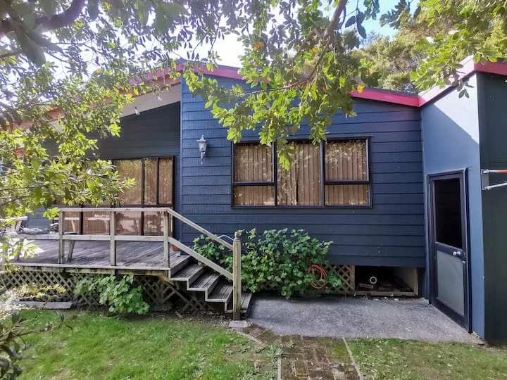 Kōtuku Cottage - spacious seclusion by the water