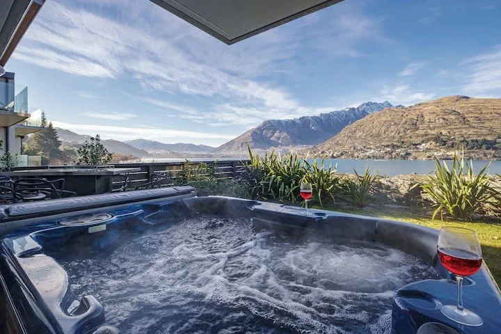 La Residence Du Lac (By the Lake) Hot tub | Quirky
