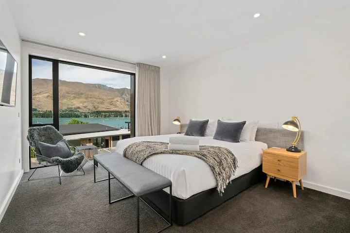 Lakefront Premier Studio Suite