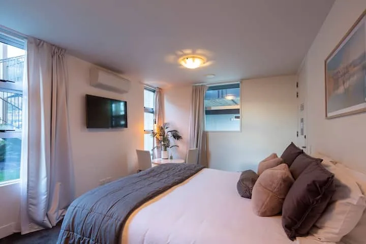 Lakeside Studio | Direct Lake Access, A/C, Parking