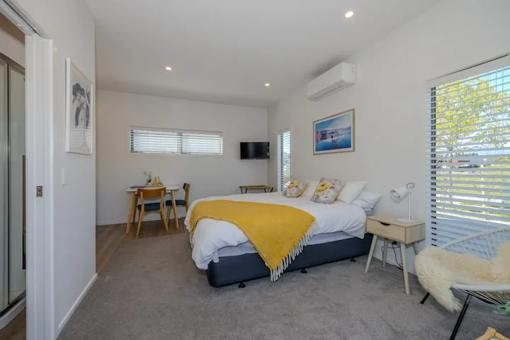 Lakeview Heights - Self Contained Studio