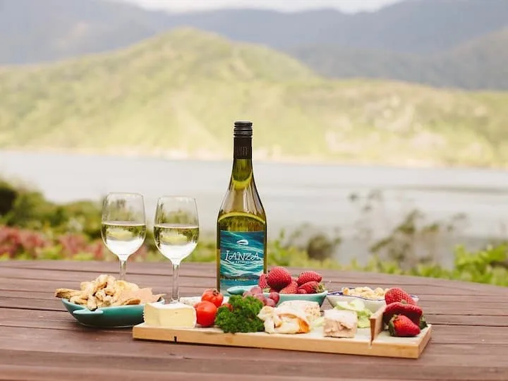 Lanza Retreat - Penzance Bay, Tennyson Inlet Home