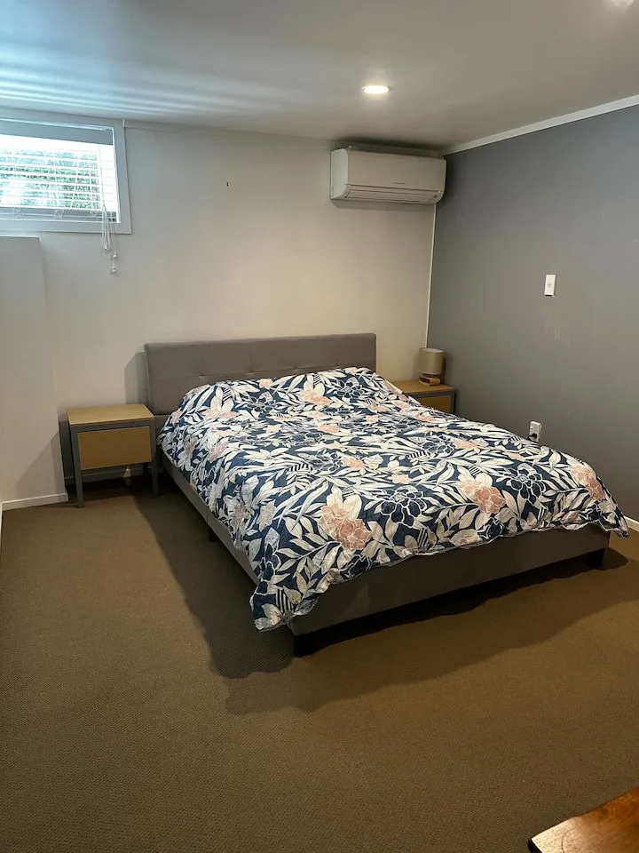 Large bedroom, ensuite & amenities near the beach!