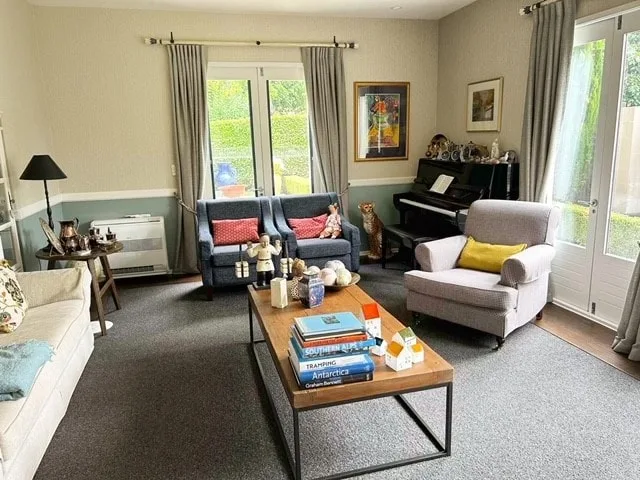 LOCATION .. central to everything! Sunny + modern!