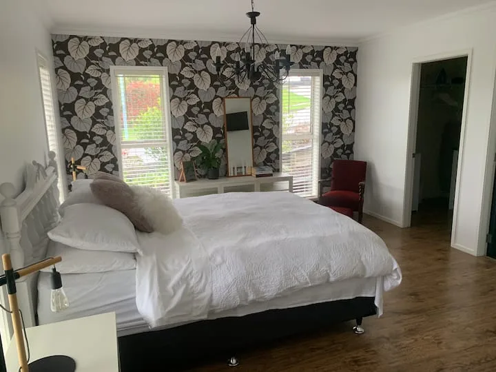 Lovely self contained ensuite room in Welcome Bay