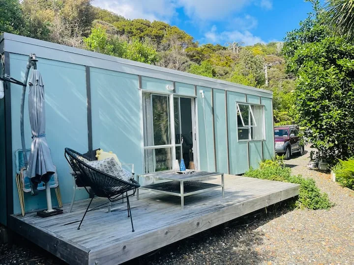 Matapouri bay cabin by the sea
