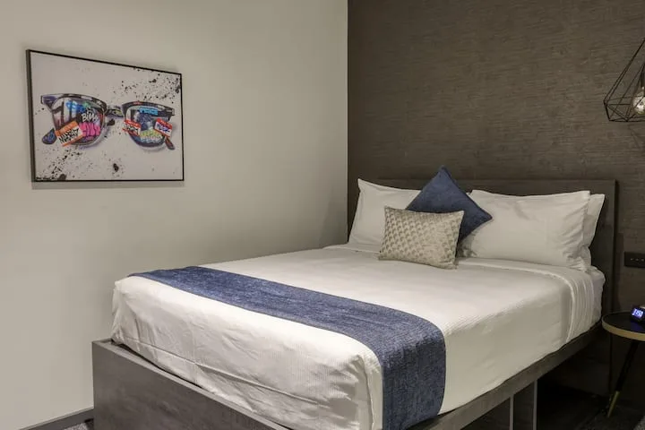 Microtel Internal Queen room (no window)