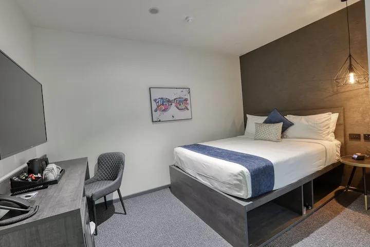 Microtel Queen Room (small daylight window)