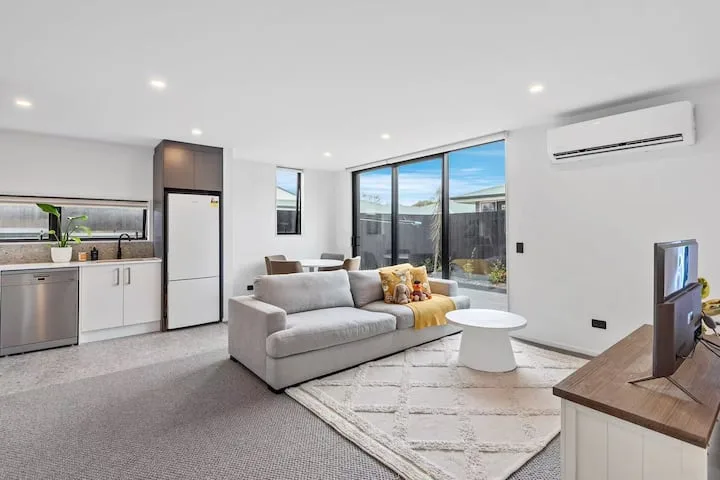 Modern 2-Bedroom Townhouse Near City Centre