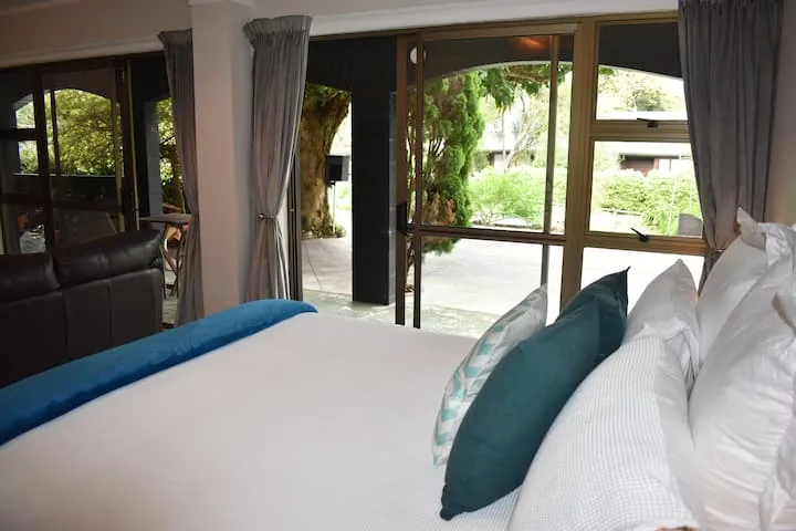 Modern 2BDR Studio Retreat