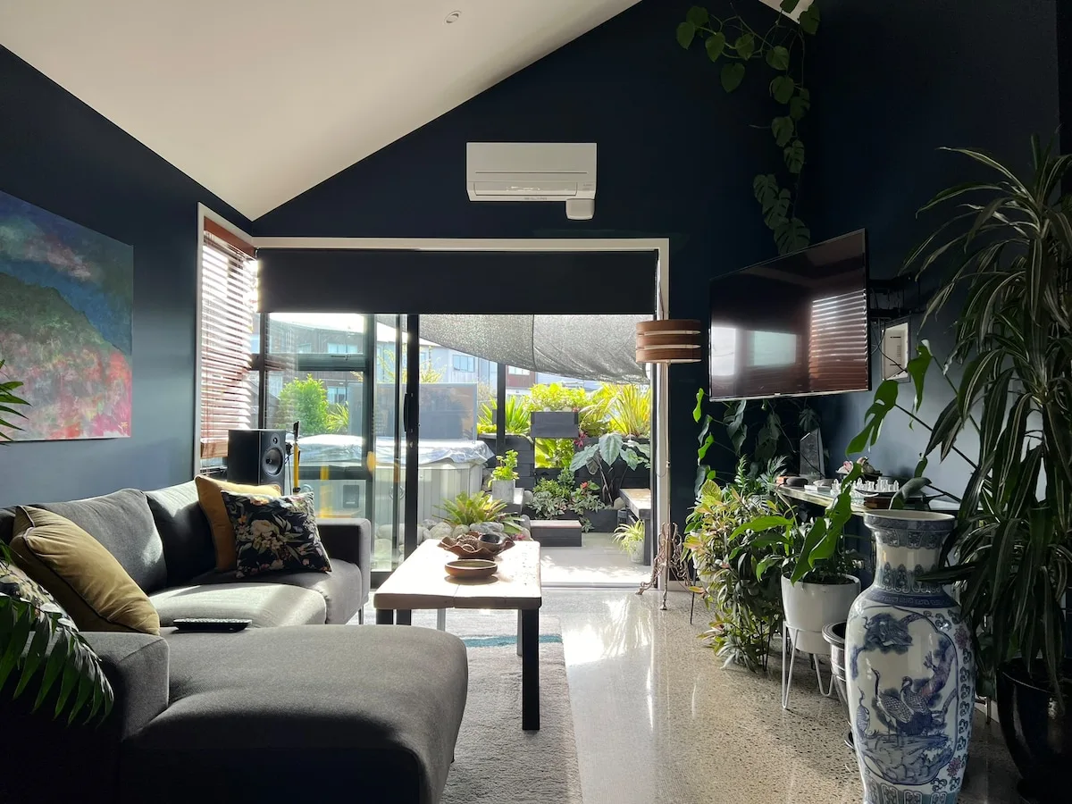 Modern home, spa pool, great bed + much more