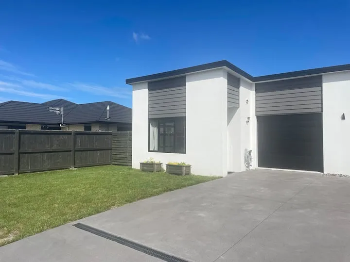 Modern Studio Apartment Near Redwood