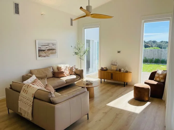 Mora - A Contemporary Coastal Retreat
