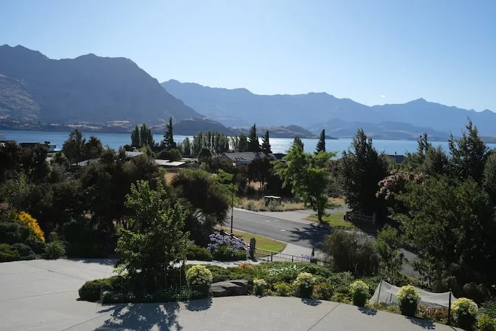 Penrith Guest Suite with Lake & Mountain Views