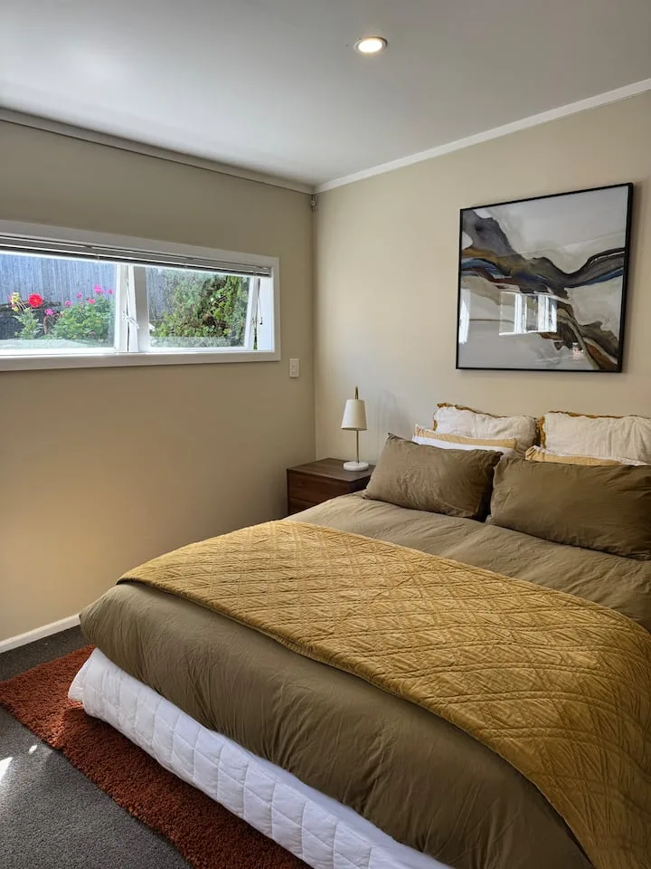 Pet friendly, parking available, close to airport