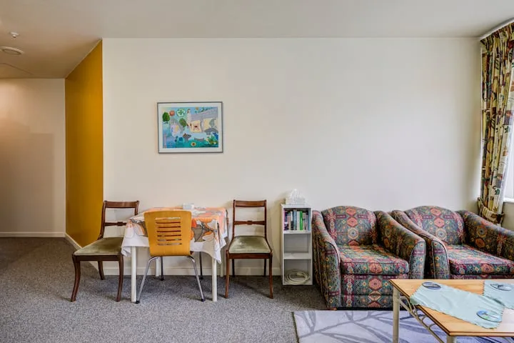 Poets Corner: budget apartment, 5 star location