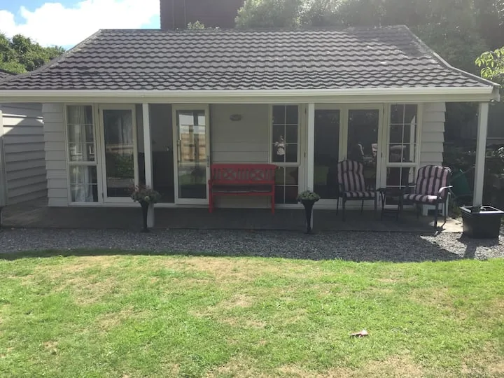 Private cosy cottage in Khandallah