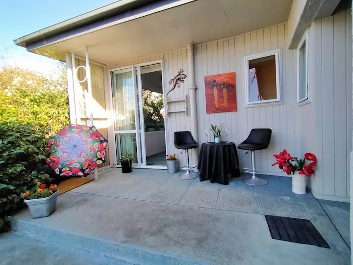 Private Entrance with personal laundry & Bathroom