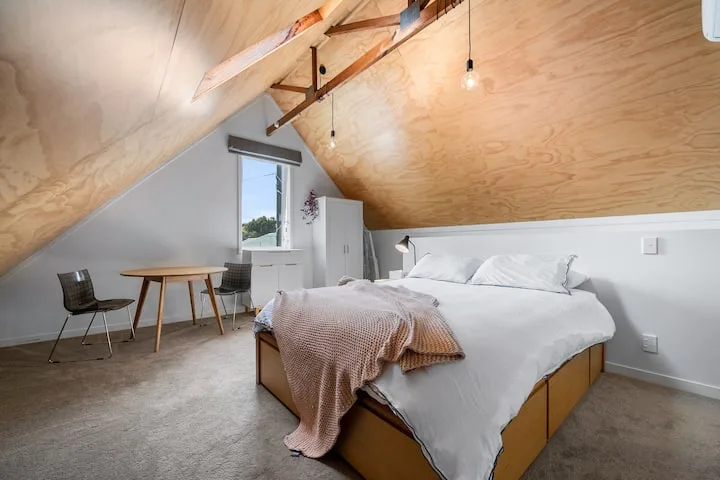 Private Modern Central Apartment
Off street park