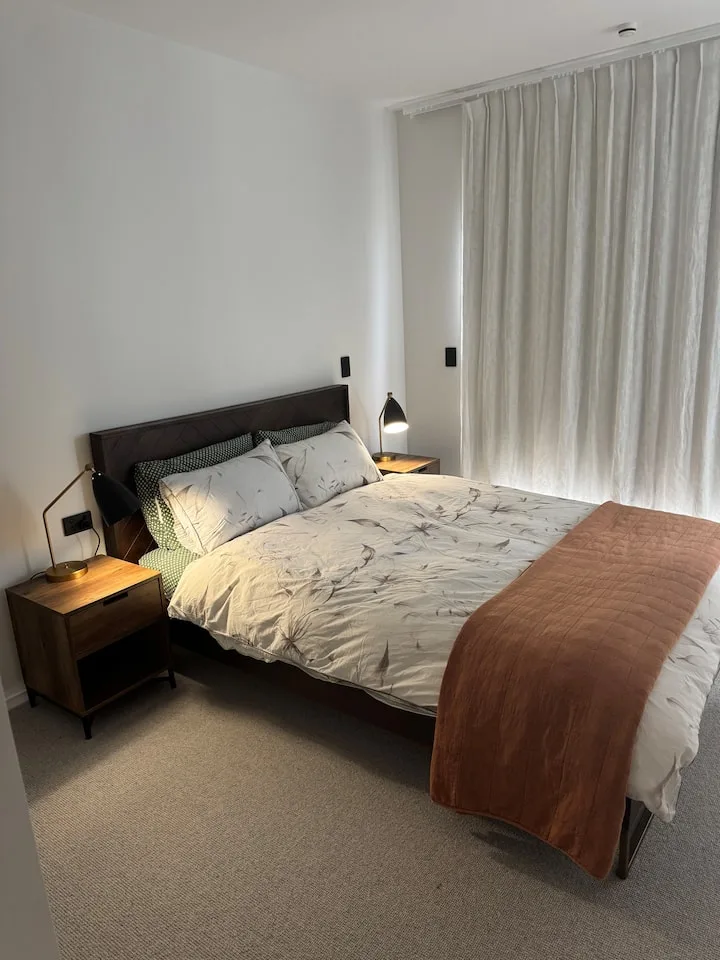 Private queen room in Hanleys with private ensuite