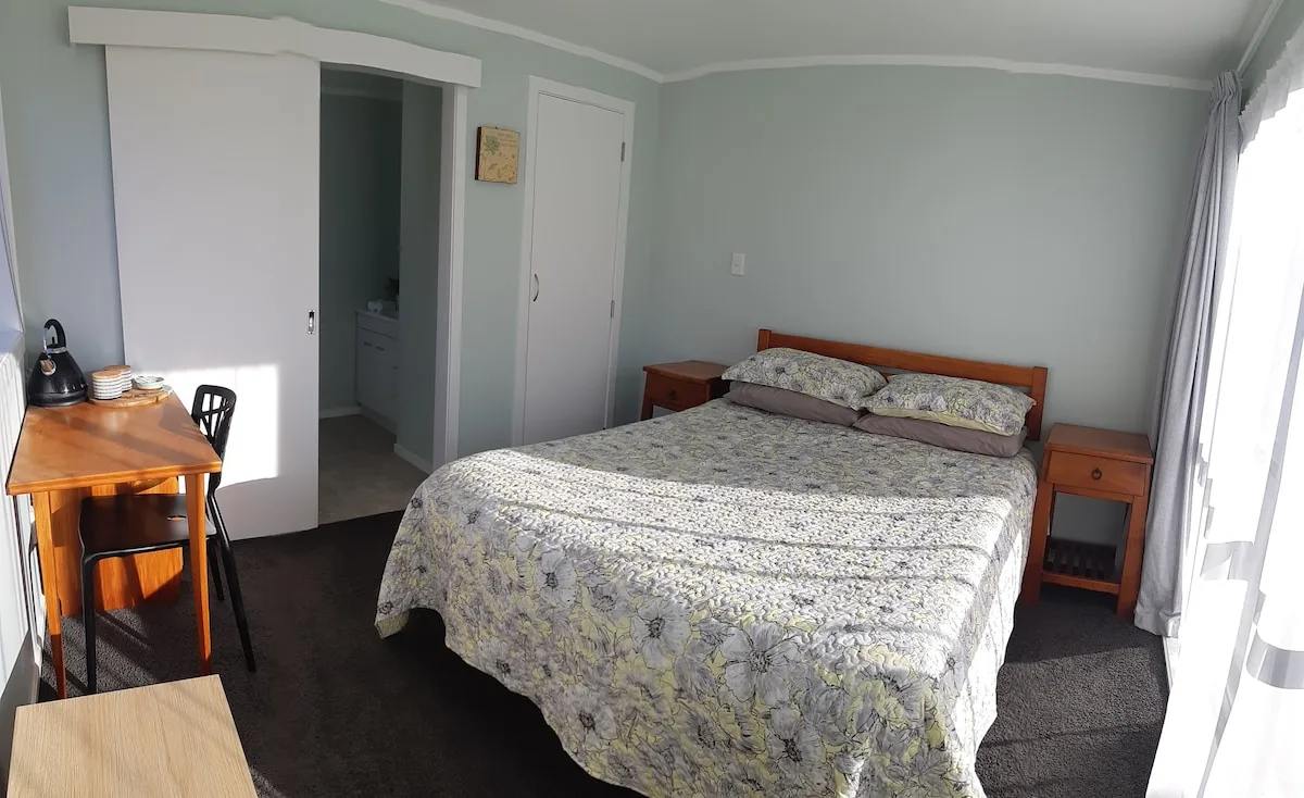 Private sleepout room, ensuite and seperate access