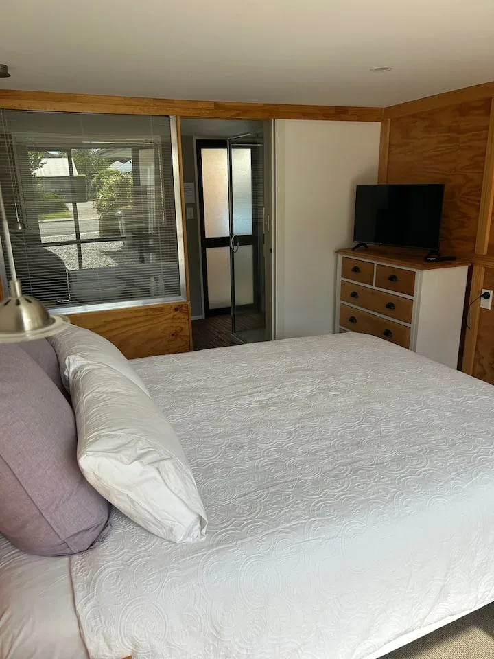 Queen Bedroom with TV & Ensuite in Queenstown