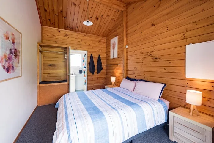 Queen with Ensuite - Bay of Islands Lodge