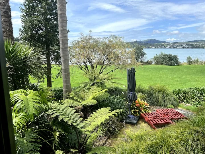 Quiet, Secluded, Queen Waterfront Suite