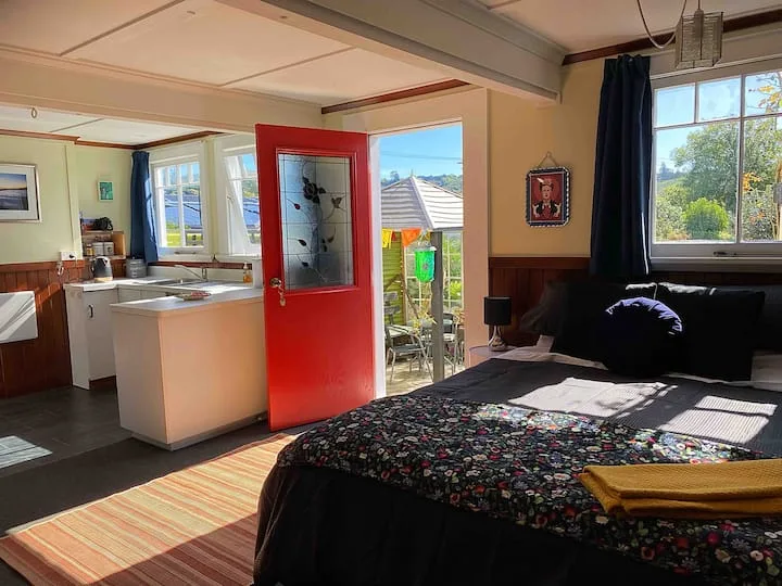 Red door studio cottage with parking and garden