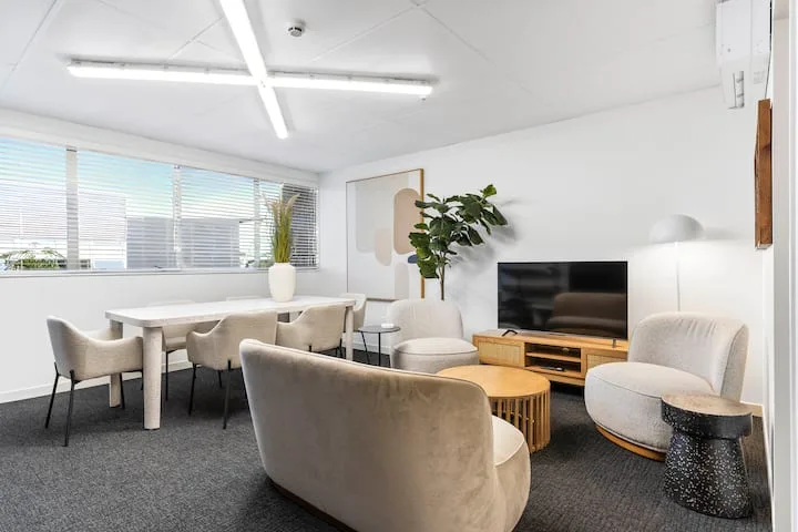Relax, Work, Park – Your Ideal Airport Base