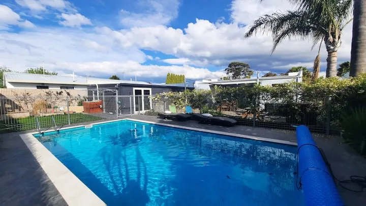 Retreat- pool/hot tub/bikes/ close to town.