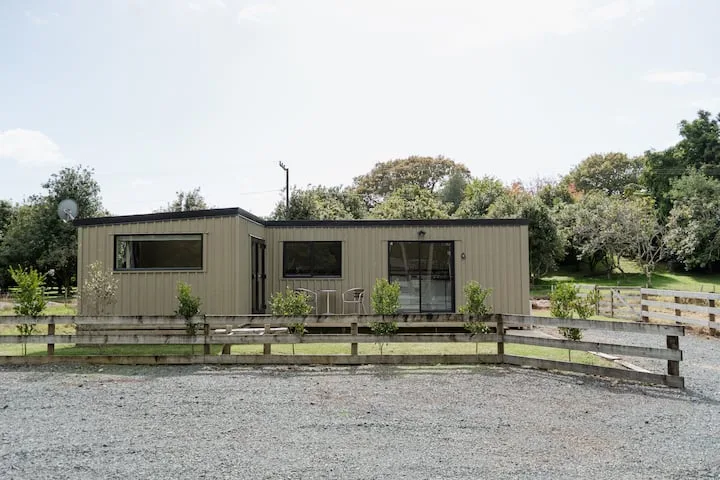 Rural cabin minutes from CBD