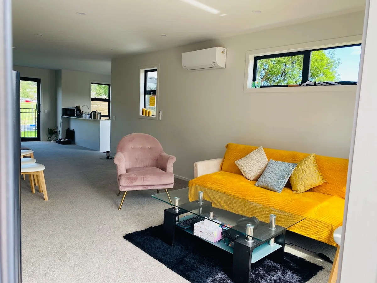 "Scenic Mountain View Room– A Peaceful Retreat”