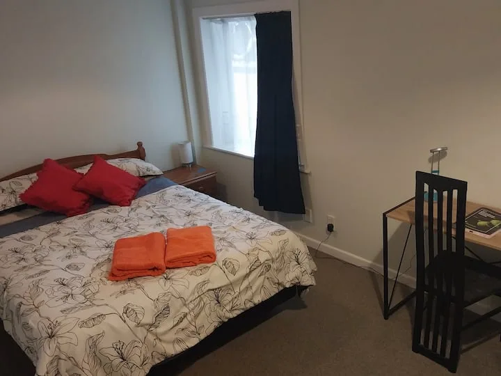 Seatoun. Airport stopover/ Room B