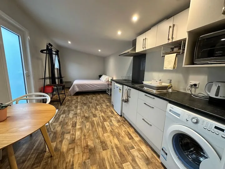 Self-contained guest house in Lyall Bay.