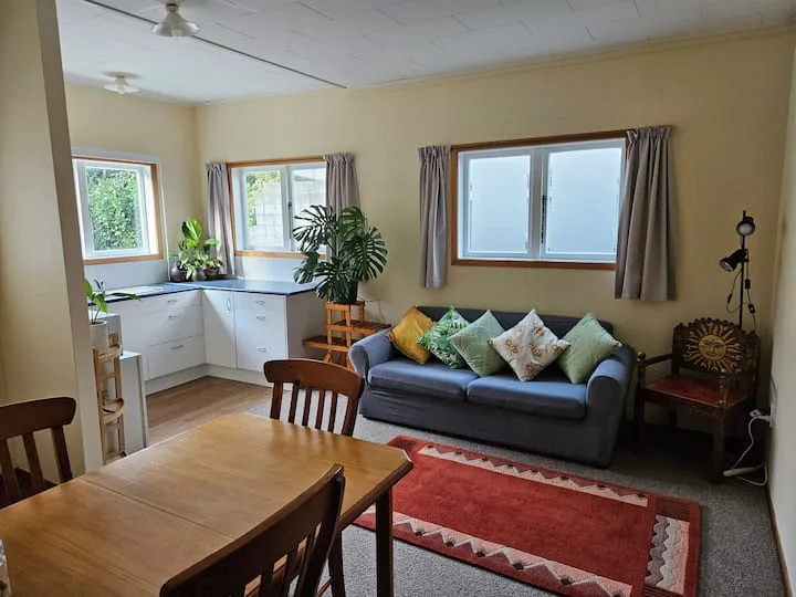 Self-contained spacious unit in the heart of Tawa