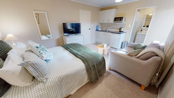 Self-contained Studio in Taradale