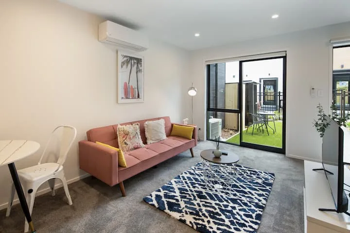 Serene Views: 1BR House in Rainey Grove