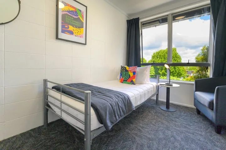 Single room w/ Shared bathroom @ Urban Lounge