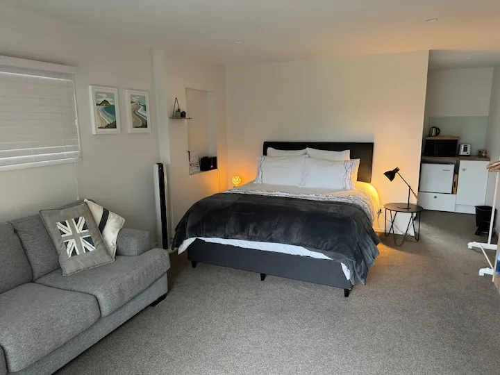Snug on Waitui. King bed