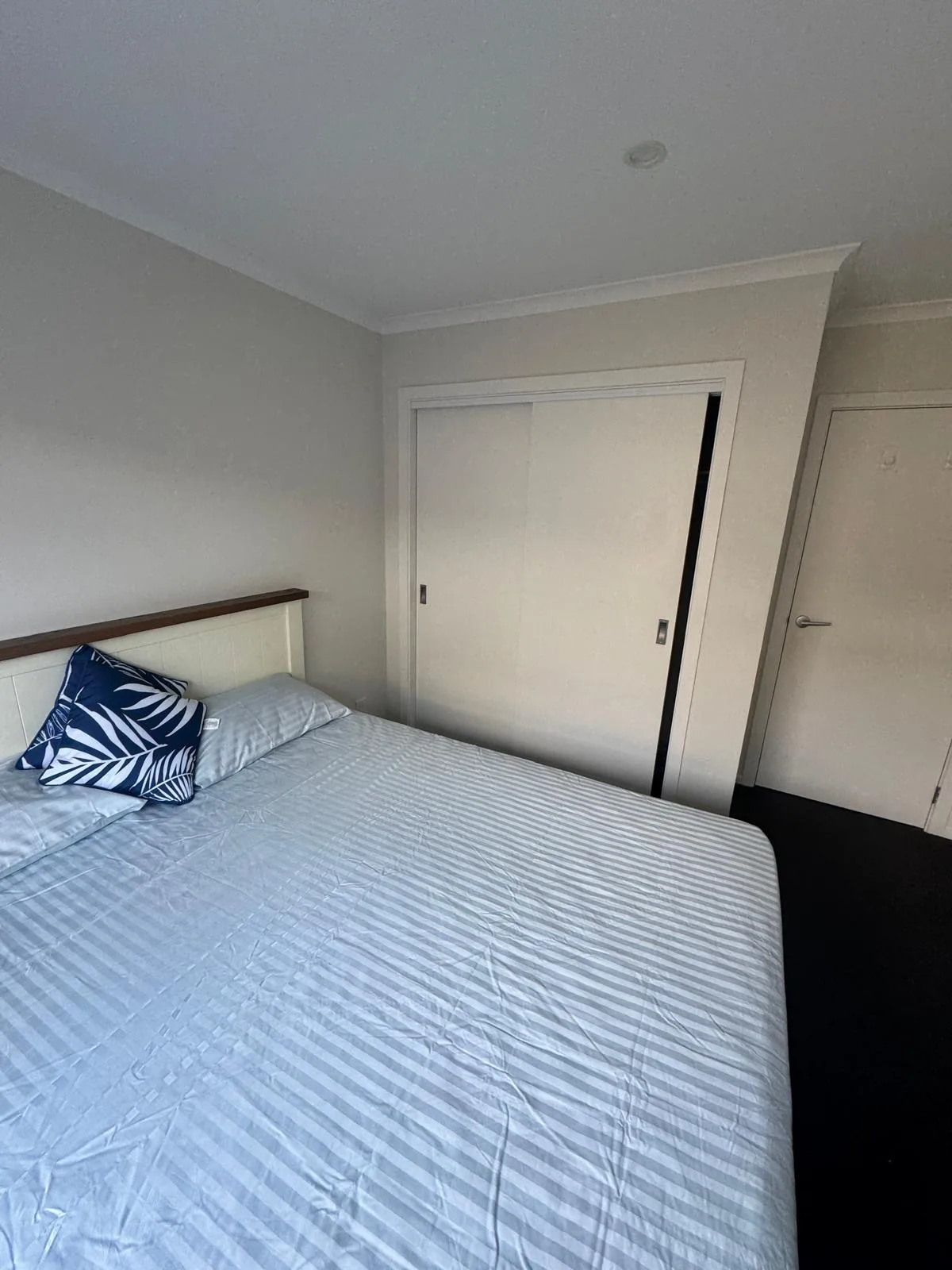 Spacious One-Bedroom with Private Bathroom – Aotea