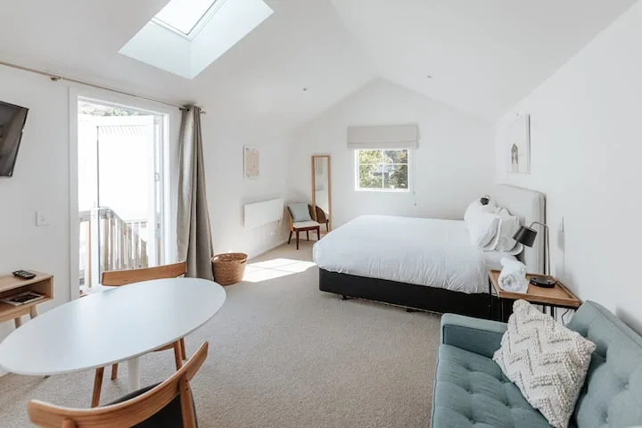 Spacious studio with king bed, sofa, TV & ensuite