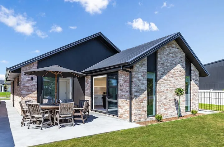 Spacious & Sunny. Great Location