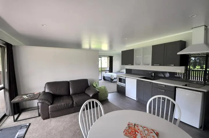 Studio at Lime Tree. Close Waitomo. Comfort plus