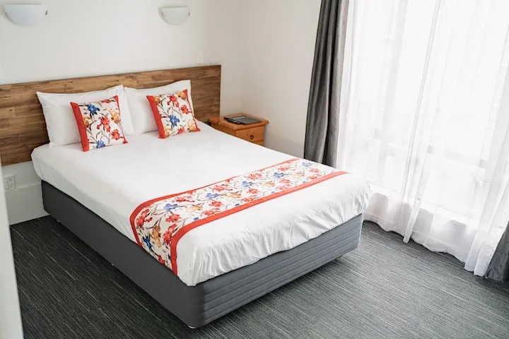 Studio Queen Room at Samhil Motor Lodge