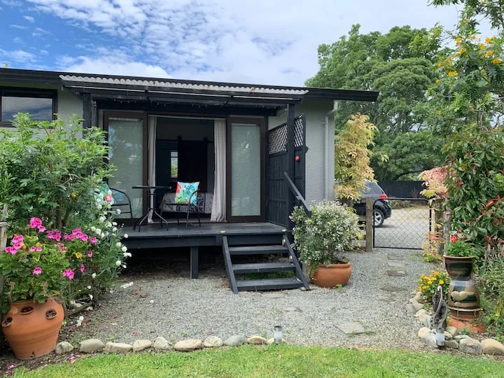 Studio suite. Country, yet close to town & beaches