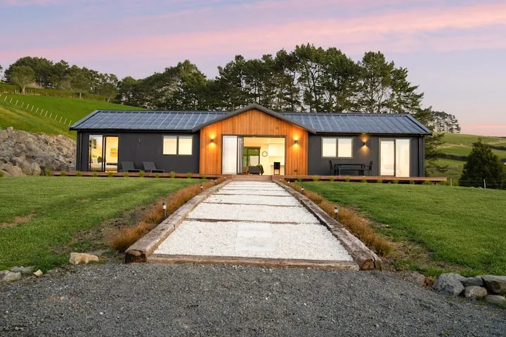 Stunning Modern Hillside Haven near Pukekohe